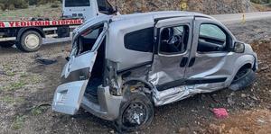 Antalya'da otomobil ile hafif ticari aracın çarpışması sonucu 7 kişi yaralandı