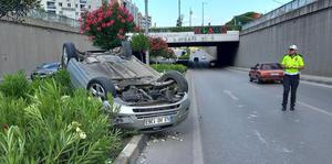 Manisa'da devrilen otomobildeki 2 kişi yaralandı