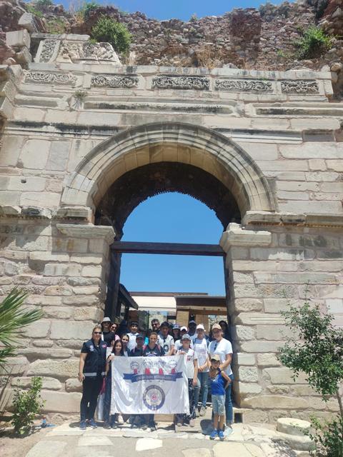 İzmir polisi, öğrencilere Efes'i gezdirdi