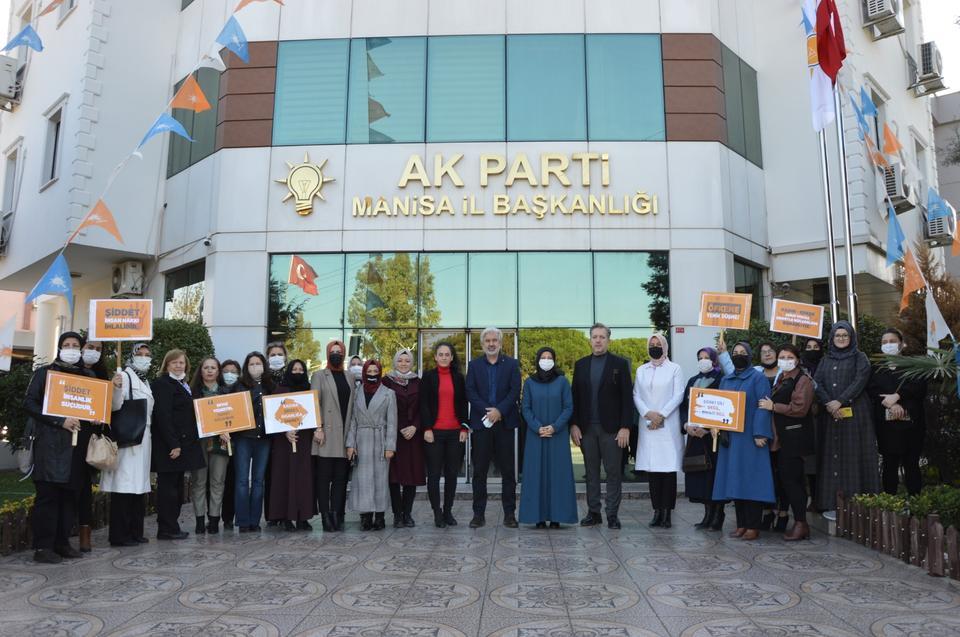 AK Parti Manisa İl Kadın Kolları Başkanı Aynil Yavaş, kadına yönelik şiddetin siyaset yapılmayacak kadar hassas ve insani bir konu olduğunu bildirdi. ( Yusuf Böyük - Anadolu Ajansı )