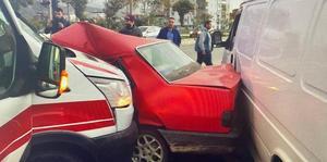 Aydın’ın İncirliova ilçesinde hasta taşıyan ambulansla otomobil ve kamyonun çarpışması sonucu 1 kişi yaşamını yitirdi, 2 kişi yaralandı. ( Aydın İl Emniyet Müdürlüğü - Anadolu Ajansı )