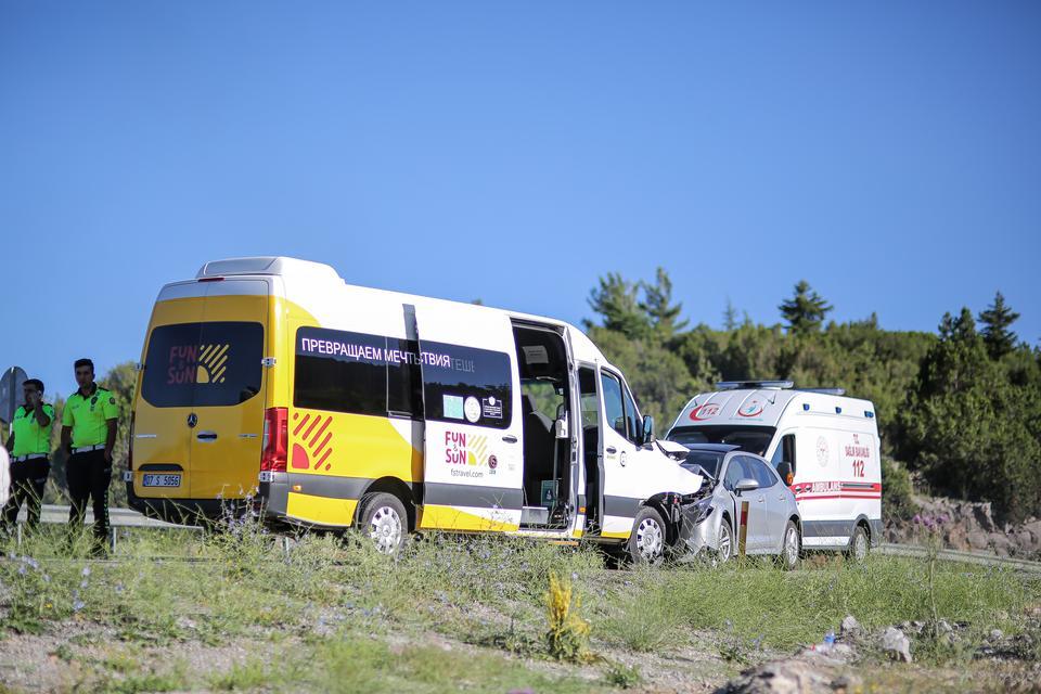Antalya’da yabancıları taşıyan minibüs ile otomobil çarpıştı 9 yaralı